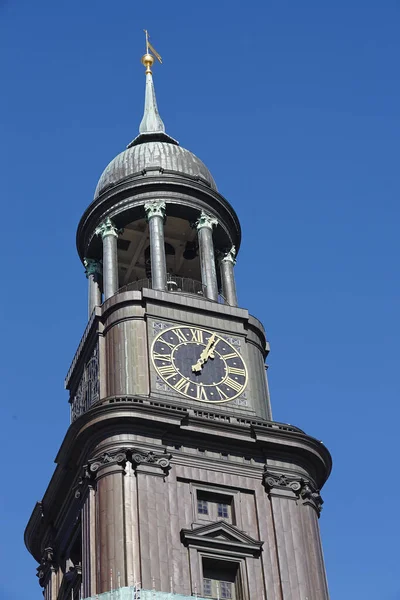 Die Michaelis Kirche Michel Ist Eines Der Bekanntesten Wahrzeichen Hamburgs — Stockfoto