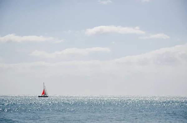 Einsame Jacht Mit Bunten Segeln Glitzernden Wasser Der Küste Von — Stockfoto