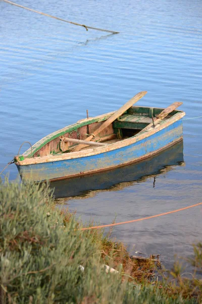 湖の上の木製ボート — ストック写真