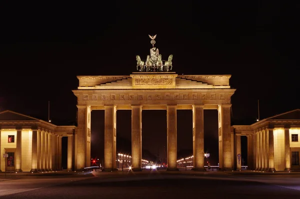 晚上在柏林的勃兰登堡门 — 图库照片