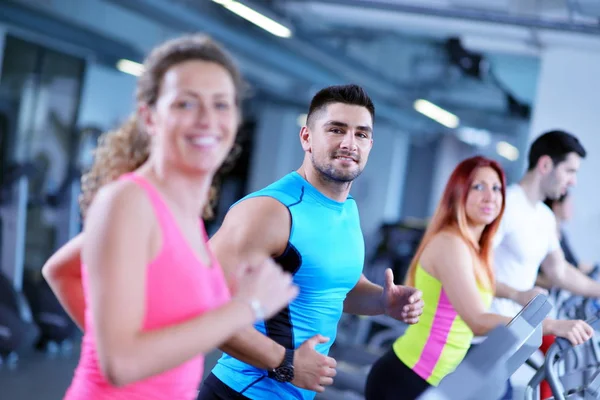 Grupo Jóvenes Corriendo Cintas Correr Gimnasio Deportivo Moderno — Foto de Stock