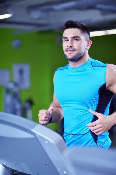 Spor Salonunda Egzersiz Yapan Güçlü Yakışıklı Adam — Stok fotoğraf
