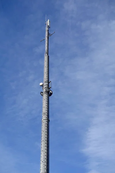 Антенна Вежа Блакитному Небі — стокове фото