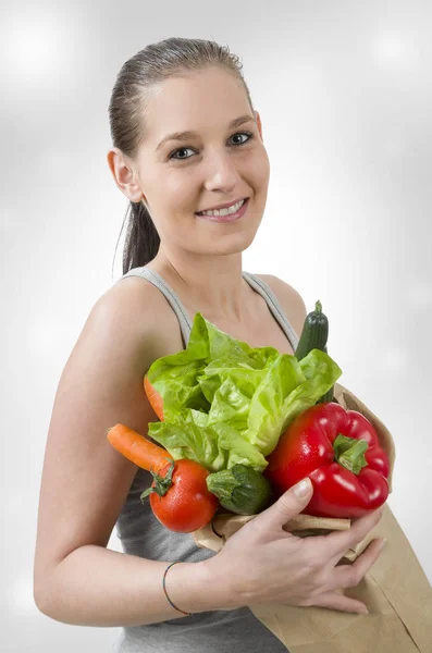 Giovane Donna Ridente Con Verdure Nel Braccio — Foto Stock