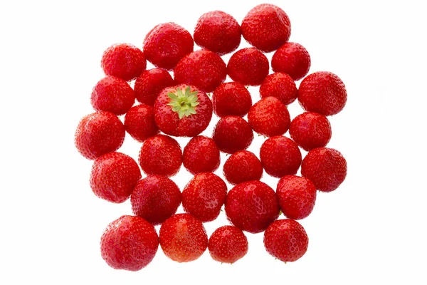 一个草莓从许多草莓中脱颖而出 它的绿叶正面朝上 而其他草莓则倒挂着 剪断孤立在白色背景 靠近点 — 图库照片
