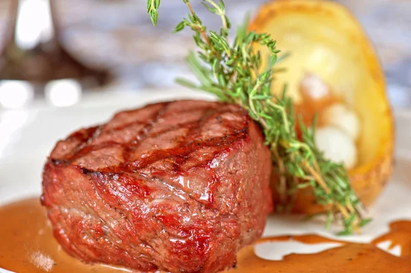 Bife Grelhado Com Ervas Legumes — Fotografia de Stock