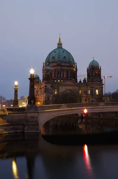 柏林的伯林大教堂在蓝色的时刻 — 图库照片
