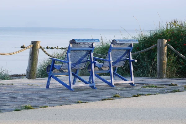 Krzesła Drewnianym Molo Plaży — Zdjęcie stockowe