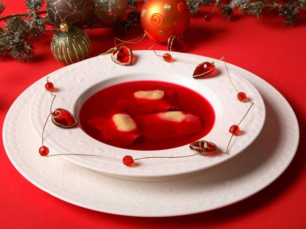 Rode Soep Witte Plaat Met Kerstversiering — Stockfoto