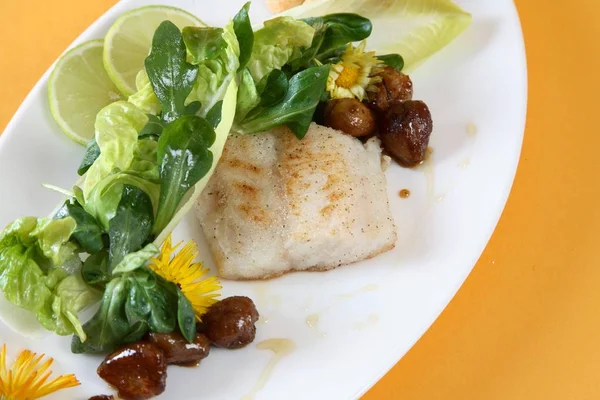 Fish Green Lettuce — Stock Photo, Image