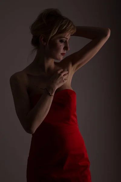 Dame Rood Poseren Voor Mode — Stockfoto
