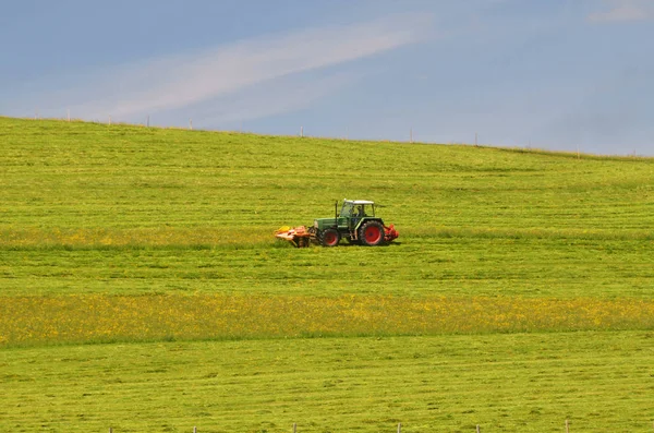 Troctor Cięcia Łąki Podczas Sezonu Sping — Zdjęcie stockowe