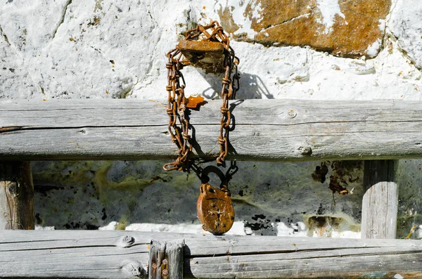 古い錆びた金属製の鎖が壁に — ストック写真