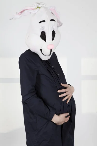 Werdende Mutter Kaninchen Anfassen Und Auf Ihren Bauch Schauen — Stockfoto
