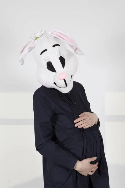 Беременная Мать Кролик Прикосновения Глядя Живот — стоковое фото