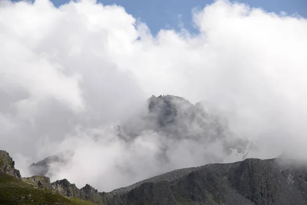 Paisagem Montanhosa Com Nuvens Céu Azul — Fotografia de Stock