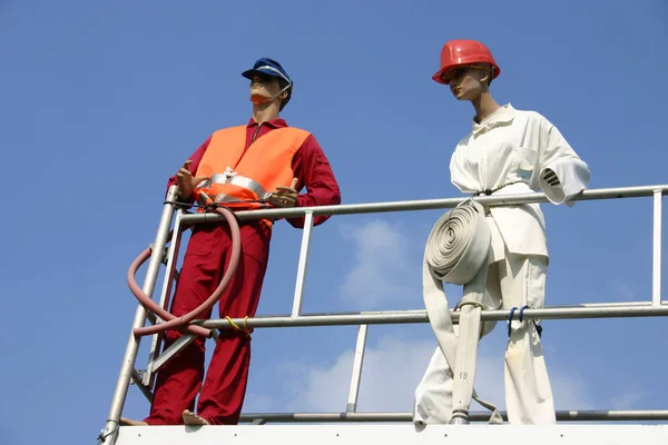 Dois Trabalhadores Estão Telhado — Fotografia de Stock