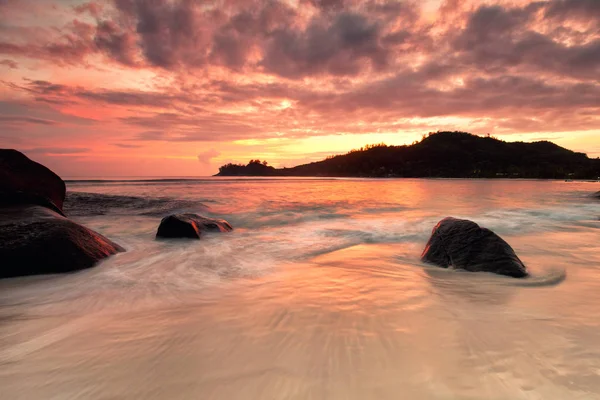 Puesta Sol Atmosférica Sobre Mar — Foto de Stock