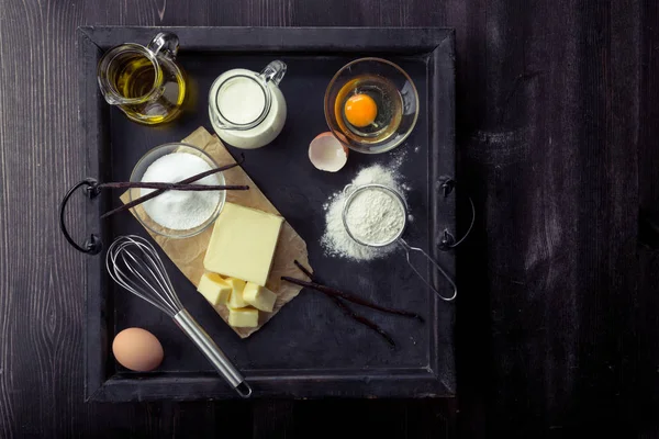 Ingredientes Cozimento Ovos Farinha Açúcar Manteiga Baunilha Creme Uma Bandeja — Fotografia de Stock