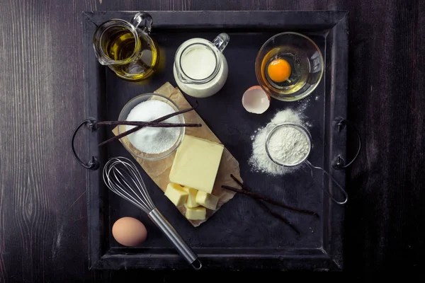 Ingredientes Cozimento Ovos Farinha Açúcar Manteiga Baunilha Creme Uma Bandeja — Fotografia de Stock