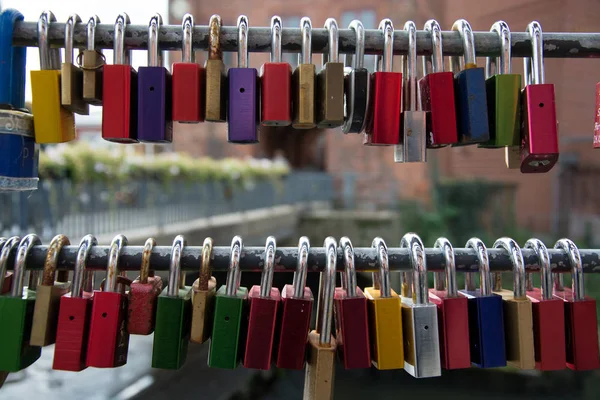 Rangée Cadenas Colorés Sur Rack — Photo