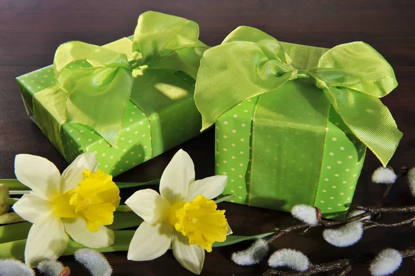 Gift Box Yellow Flowers Green Background — Stock Photo, Image