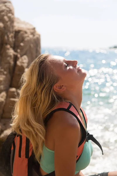 Menina Aventura Jogando Com Seu Cabelo Costa Selvagem — Fotografia de Stock