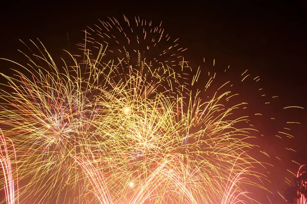 Explodindo Fogos Artifício Céu Noturno Festa — Fotografia de Stock