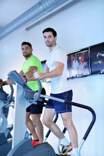 Gruppo Giovani Che Corrono Sui Tapis Roulant Nella Moderna Palestra — Foto Stock