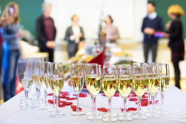 Evento Banquete Garçom Derramando Champanhe Vidro Mesa Com Vinhedos Lanches — Fotografia de Stock