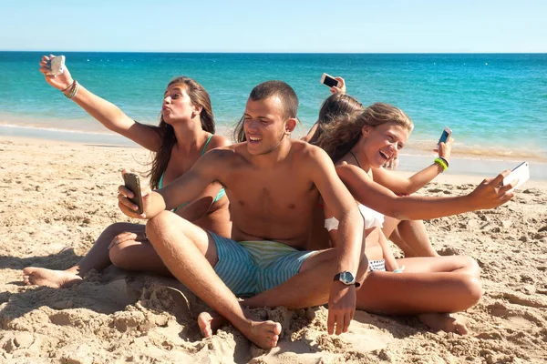 Group Teenagers Beach Cellphones — Stock Photo, Image