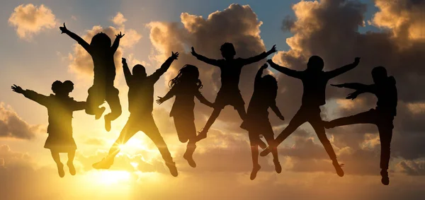 Grupo Niños Saltando Aire Libre Contra Sol — Foto de Stock