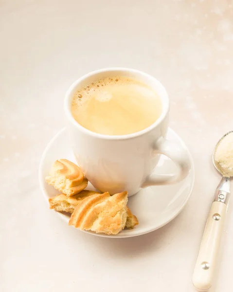 Café Crema Con Bollería Fondo Claro — Foto de Stock