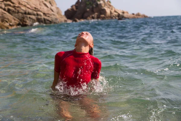 穿着湿湿的运动服站在水里的性感女孩 — 图库照片