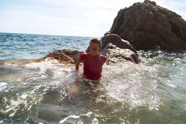 Menina Sexy Está Nadando Para Uma Rocha Águas Conturbadas — Fotografia de Stock