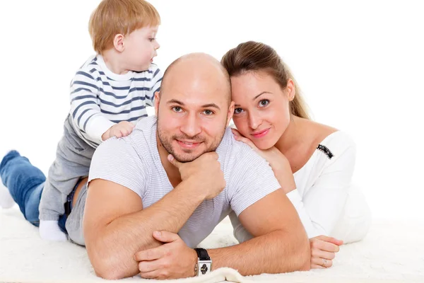 Mladí Rodiče Milým Synem Leží Bílém Pozadí Šťastná Rodina — Stock fotografie