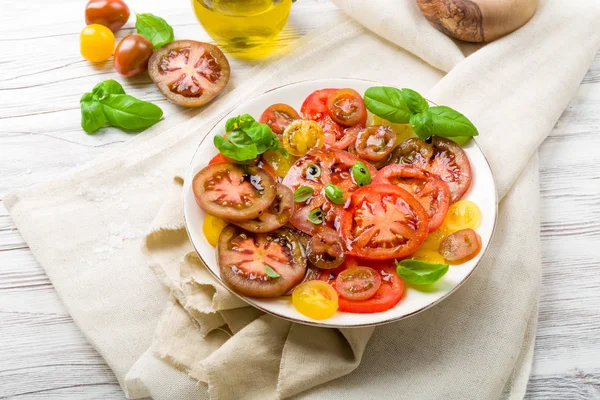 Bunter Tomatensalat Mit Basilikum Auf Substrat — Stockfoto