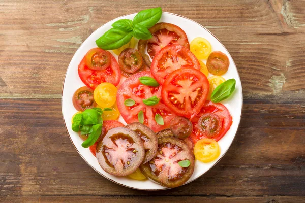 Bunter Tomatensalat Mit Basilikum Untergrund — Stockfoto