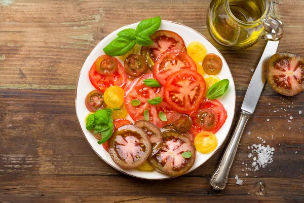 Colorful Tomato Salad Basil Background — Stockfoto