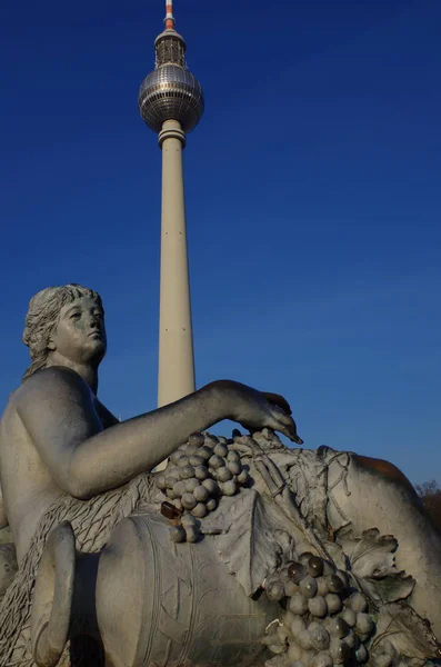 柏林的带有网调喷泉图形的电视塔 — 图库照片