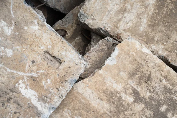 損傷したコンクリートブロックのヒープ 土石流 — ストック写真