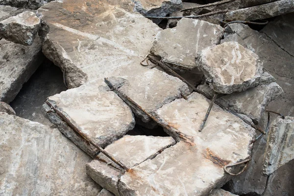 Oogsten Van Beschadigde Betonblokken Bouwpuin — Stockfoto