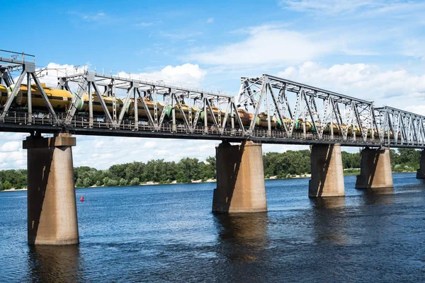 Petrivskiy Puente Ferrocarril Kiev Través Del Dnieper Con Tren Mercancías — Foto de Stock