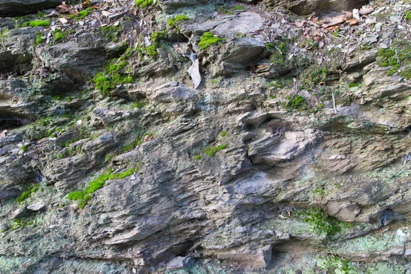 Rocas Afiladas Con Musgo —  Fotos de Stock