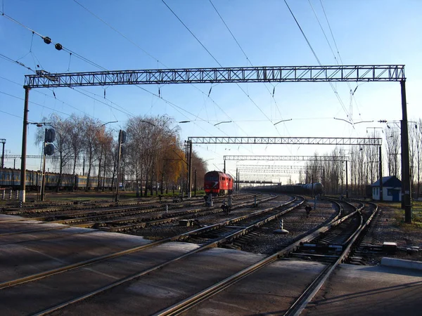Een Locomotief Die Rails Rijdt Het Spoorwegknooppunt — Stockfoto