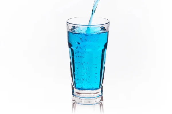 Bicchiere Acqua Con Spruzzata Sfondo Bianco — Foto Stock