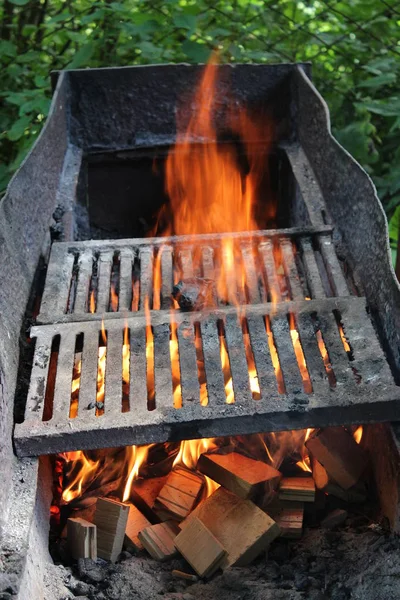 Duże Kociołek Płonącym Ogniem Przygotowane Gotowania — Zdjęcie stockowe