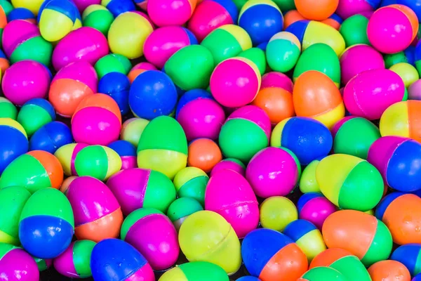 Brinquedos Coloridos Ovos Plástico Flutuando Fundo Água — Fotografia de Stock