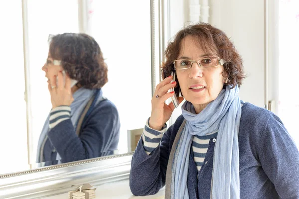 Äldre Kvinna Telefon Nära Spegel — Stockfoto