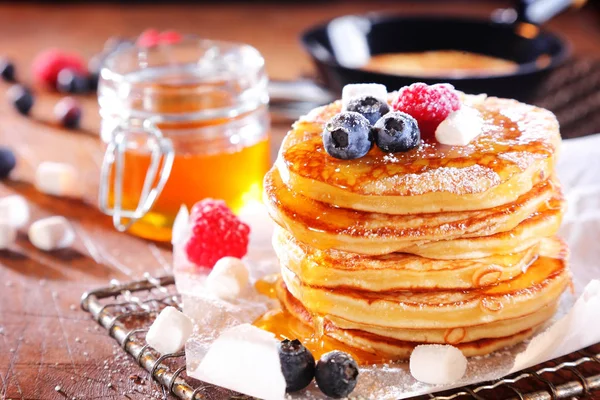 Stapel Von Frischen Goldenen Pfannkuchen Oder Flapjacks Mit Frischen Herbstbeeren — Stockfoto